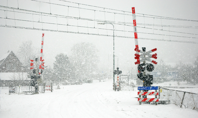 801338 Gezicht op de spoorwegovergang in de Voordorpsedijk (spoorlijn Utrecht-Amersfoort te Utrecht, tijdens een sneeuwbui.